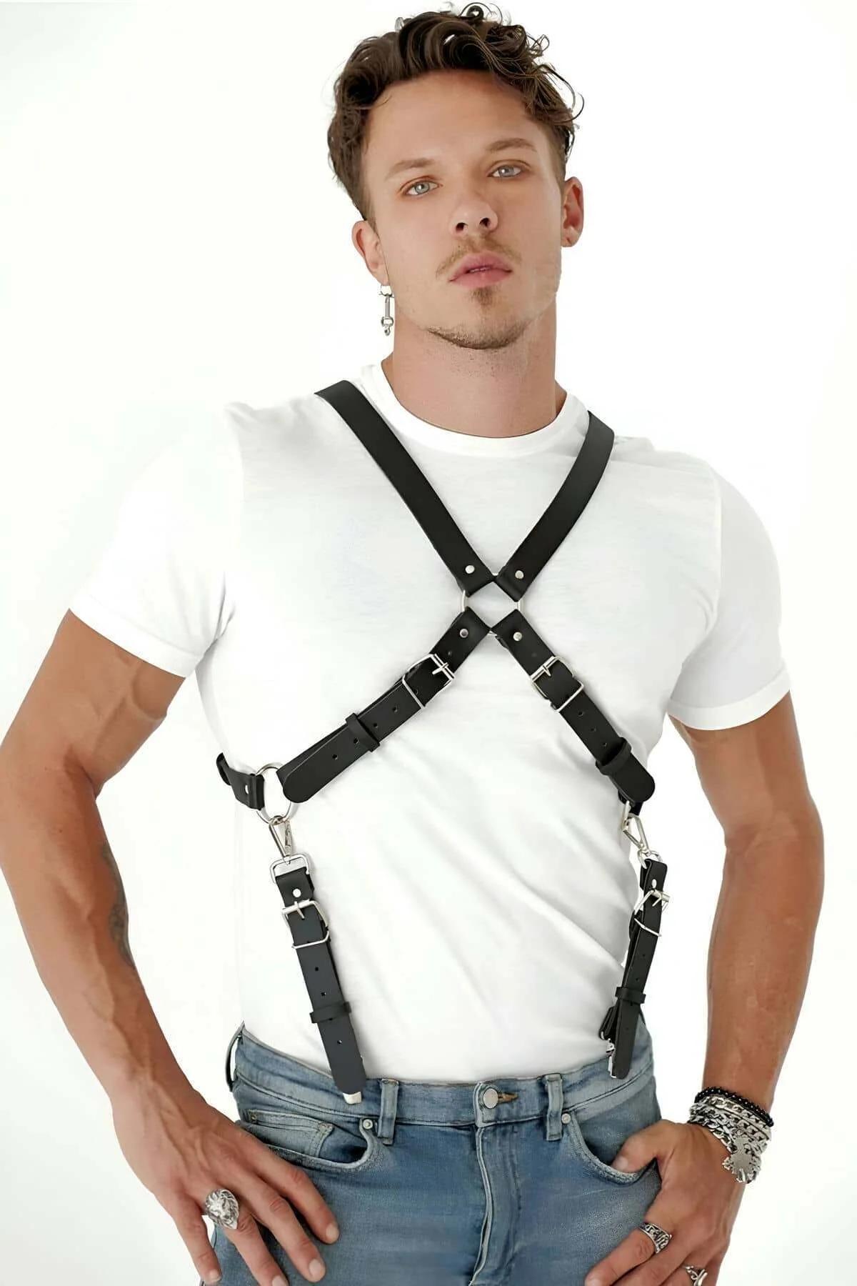 Siyah suni deri erkek harness X-çapraz göğüs bandı gümüş karabina toka beyaz tişört üstüne giyilmiş