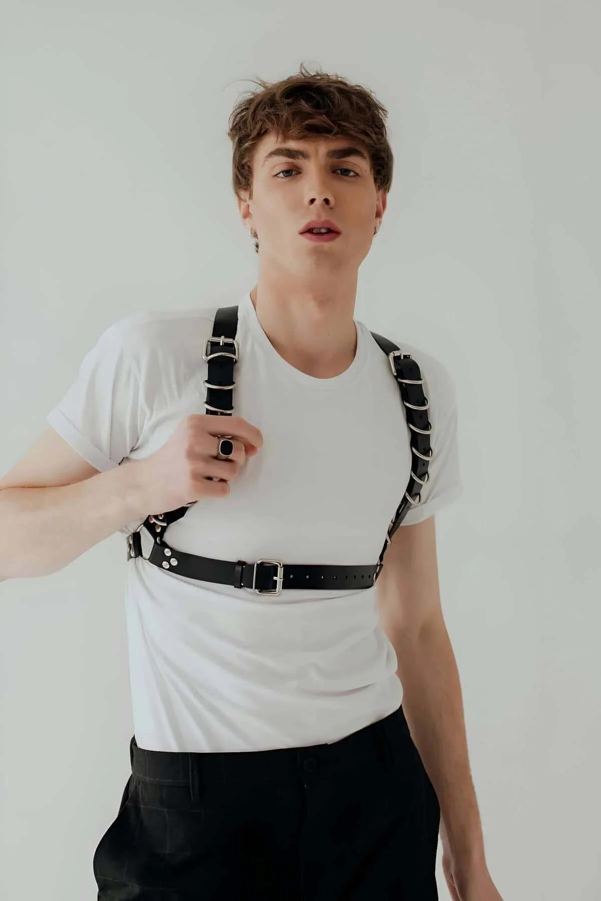 siyah vegan deri erkek harness D halka detaylı gümüş metal toka, beyaz tişört üzerine giyilmiş
