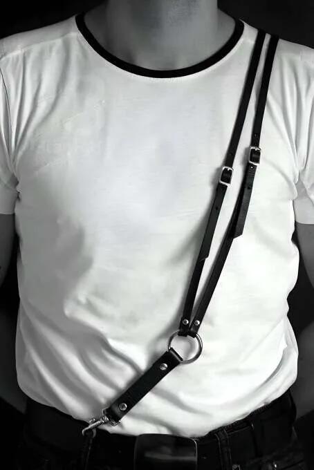 erkek göğüs harness siyah vegan deri tek omuz çapraz strap gümüş O-halka toka detay