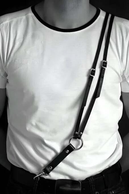 erkek göğüs harness siyah vegan deri tek omuz çapraz strap gümüş O-halka toka detay