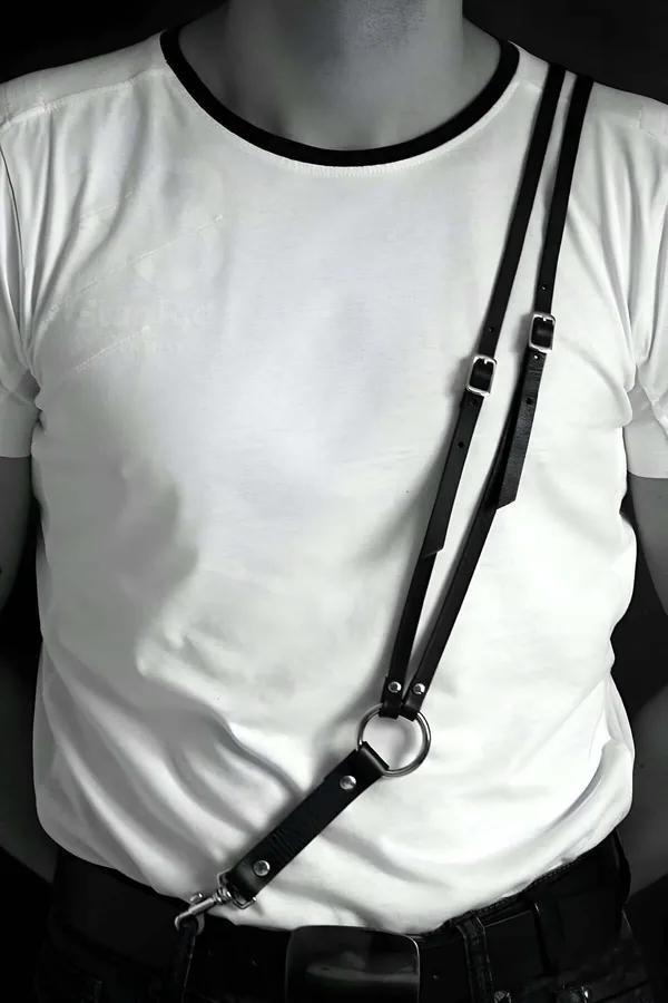 erkek göğüs harness siyah vegan deri tek omuz çapraz strap gümüş O-halka toka detay