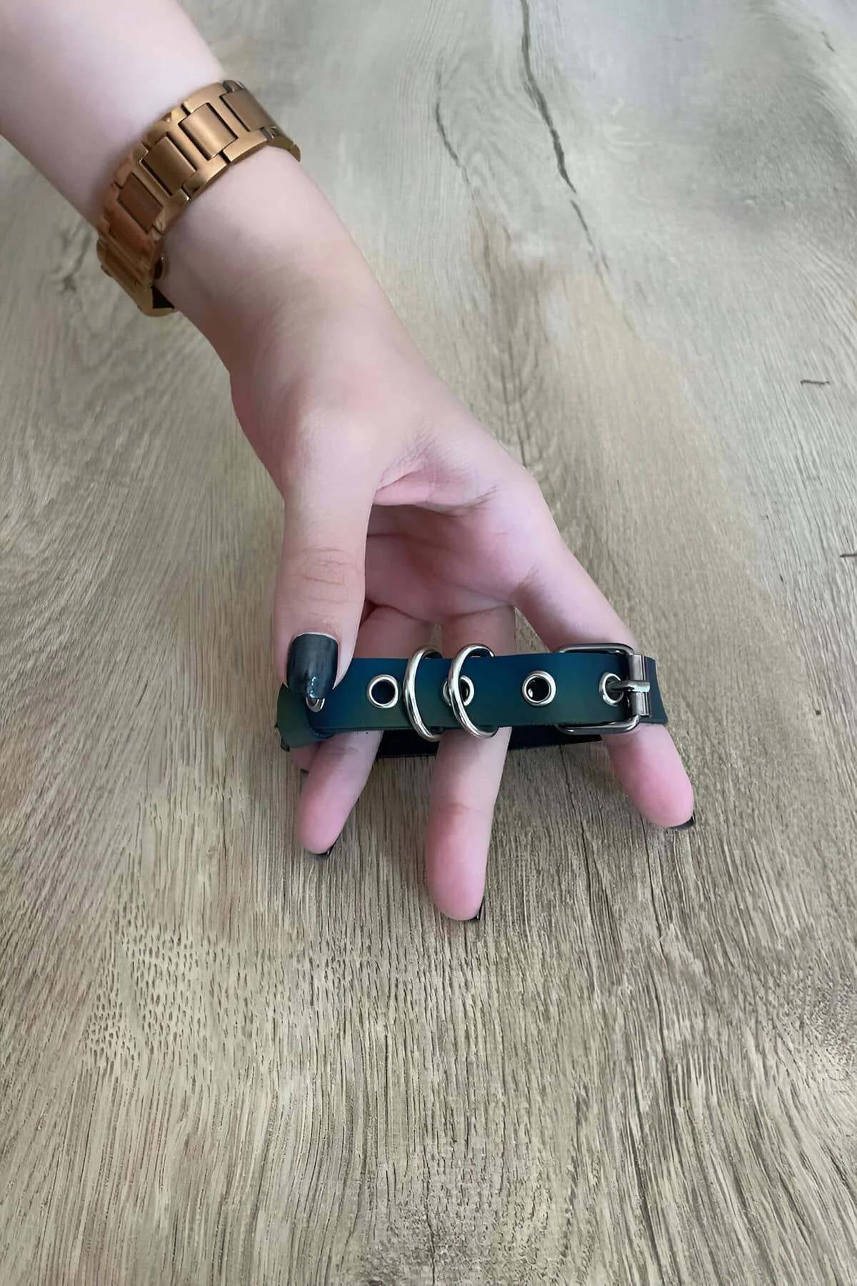 Siyah suni deri choker O-halkalı gümüş toka, elde tutulan minimalist boyun bandı